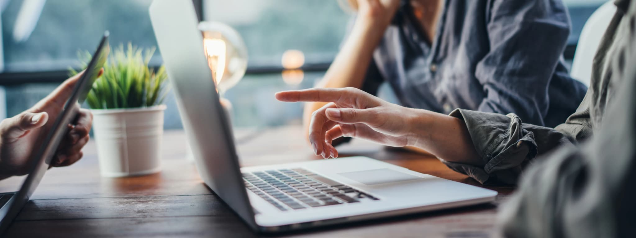 Moderne Büroatmosphäre — IT-Betreuung für Arztpraxen in der Deutschschweiz